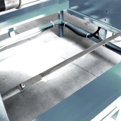 El embalaje de alimentos se hace asequible con la máquina de fabricación de rollos de papel de aluminio con accionamiento eléctrico
