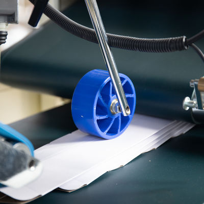 Límite recta adhesivo uniforme automático de cartón de papel aluminio caja carpeta máquina de pegamento