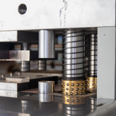 Máquina de prensa de hoja de sierra semiautomática de alta velocidad para la línea de producción de papel de aluminio