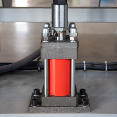 Máquina de prensa de hoja de sierra semiautomática de alta velocidad para la línea de producción de papel de aluminio