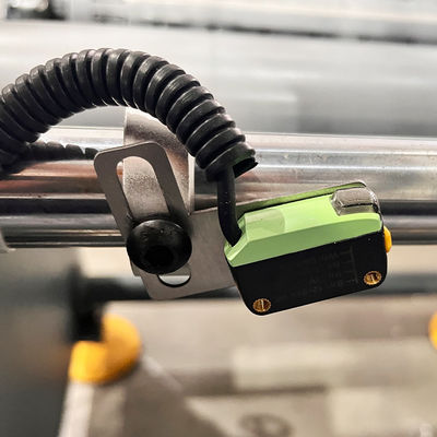 Máquina automática para retorcer papel de aluminio de pequeño rollo con freno de polvo magnético 25N.m
