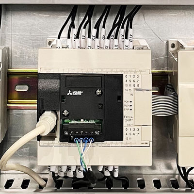 Máquina avanzada de bobina de película y papel de aluminio automática de rebobinado y corte con sistema de etiquetado automático